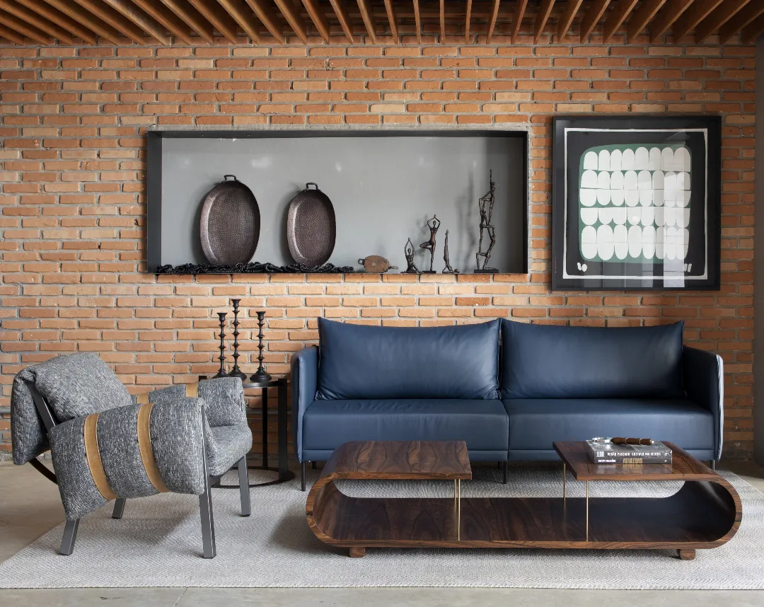 Ambiente Find Arq com sofá, poltrona e mesa de centro
